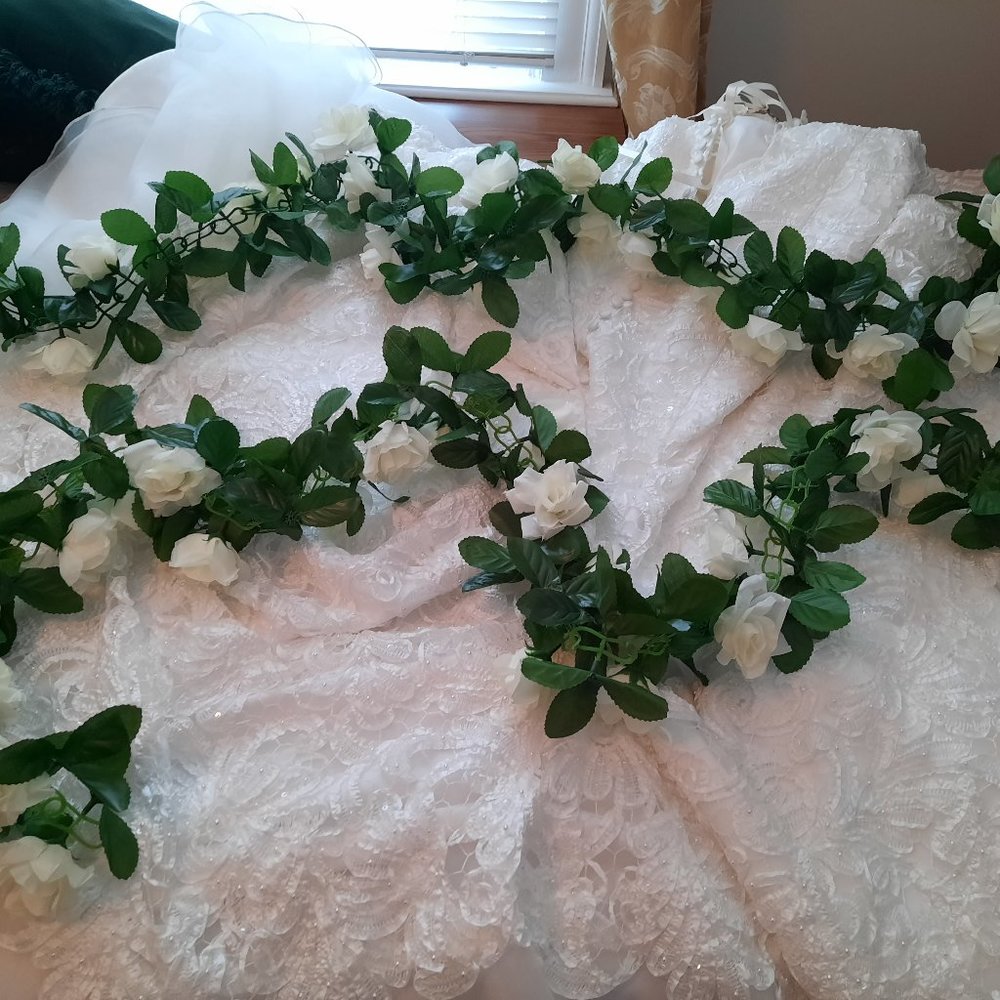 garland with white flowers